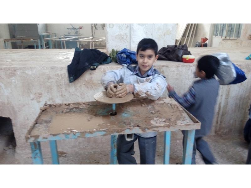 شرکت دانش آموزان پایه سوم در کارگاه سفال ( دبیرستان شفیعیون )