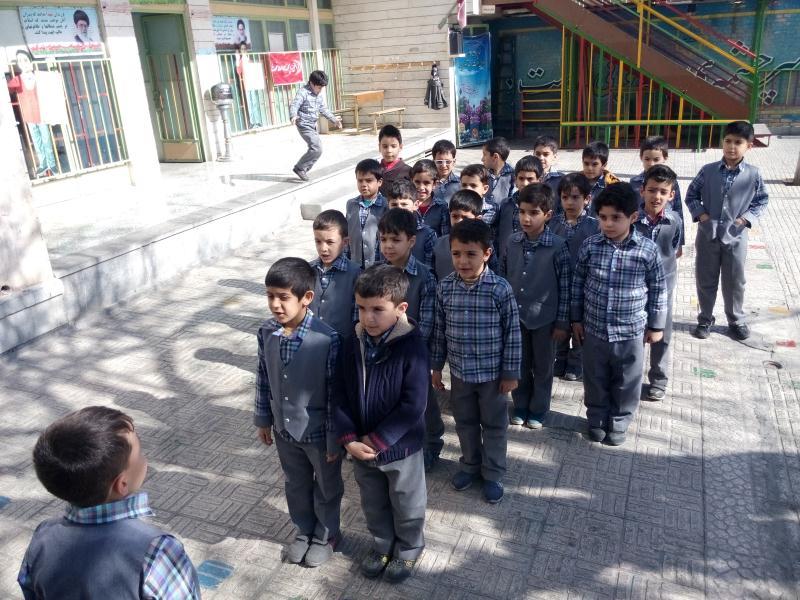 همخوانی بسیار زیبای دانش آموزان پایه اول - شعر زهرای مهربان