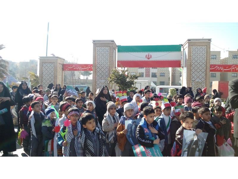 حضور کلیه ی دانش آموزان در گلستان شهدا و برگزاری کلاس 