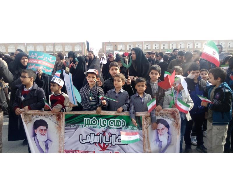 حضور پر شور دانش آموزان در راهپیمایی 22 بهمن