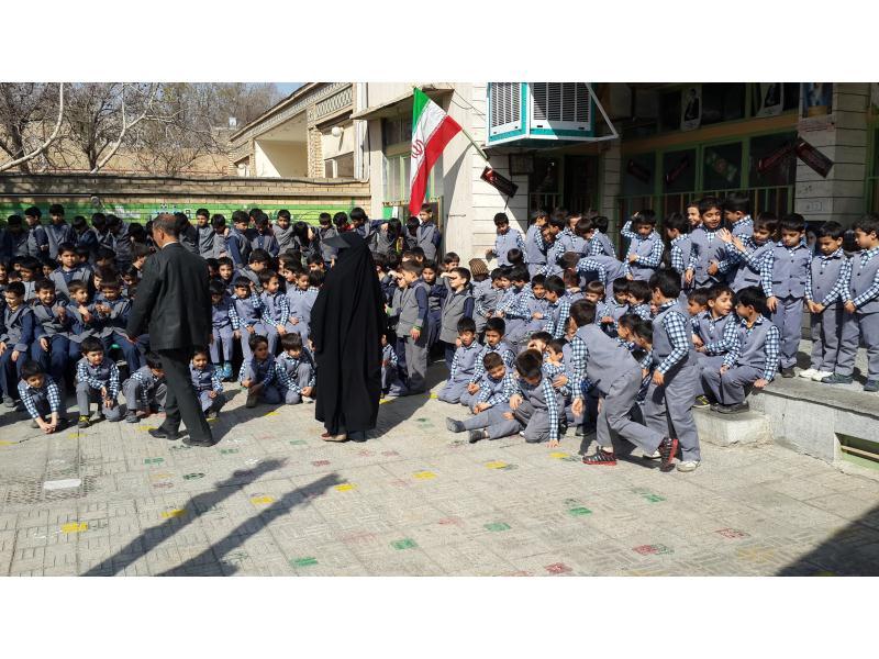 اجرای شاد و متنوع برنامه کودک شبکه اصفهان در مدرسه