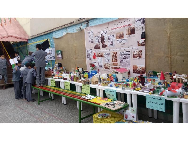 برپایی نمایشگاه دست سازه های دانش آموزان با مواد بازیافتی در مدرسه