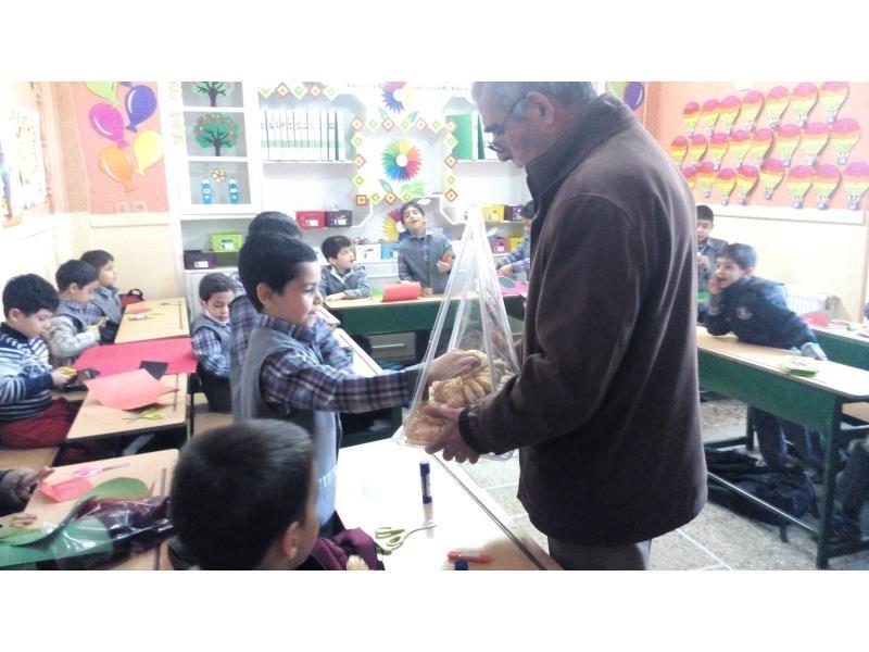 پذیرایی از دانش آموزان به مناسبت میلاد پیامبر 